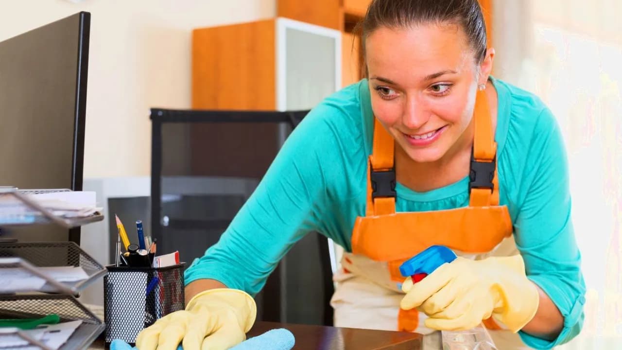 Sprzątaczka w samorządzie: status pracownika i prawa - wyjaśniamy Sprzątaczka w samorządzie: status pracownika i prawa - wyjaśniamy