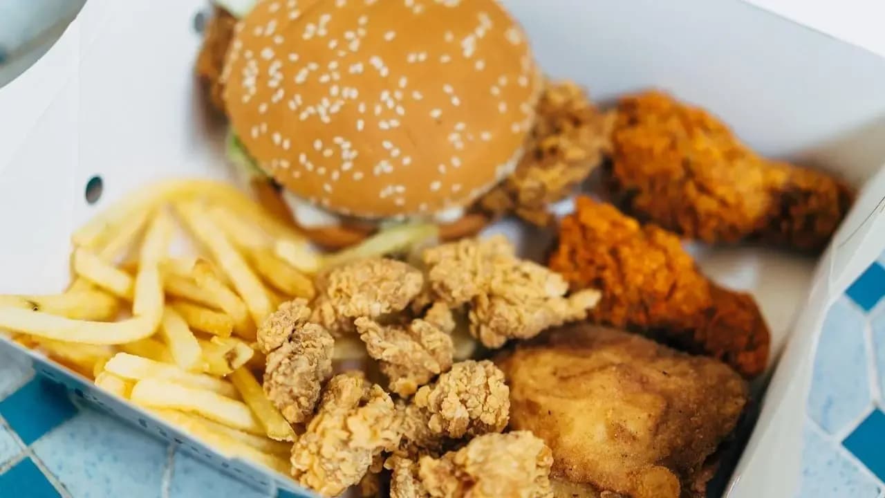 Zarobki pracownika KFC w Polsce - stawki i porównanie z branżą Zarobki pracownika KFC w Polsce - stawki i porównanie z branżą